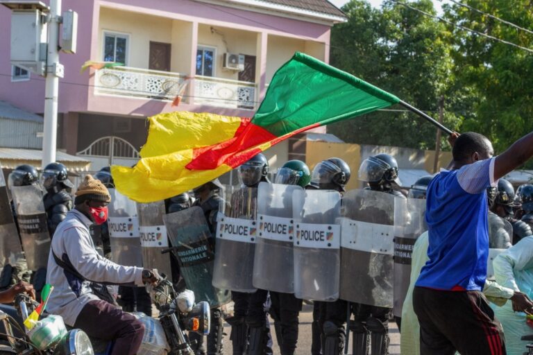 Quatro manifestantes morrem em meio a aumento de tensão em Camarões antes da divulgação dos resultados eleitorais