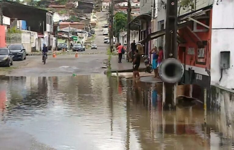 Vazamento causa alagamento no Bairro 18 do Forte em Aracaju