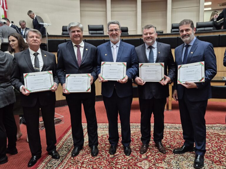Dirigentes das cooperativas médicas são homenageados pela Alesc