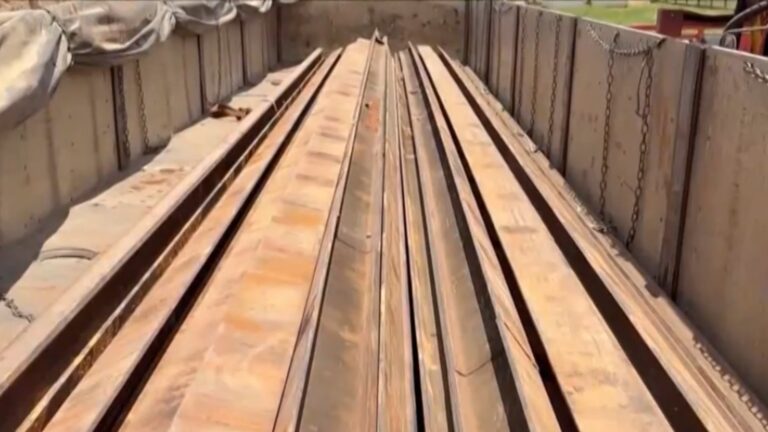 PM apreende carreta com 24 toneladas de trilhos furtados em Araxá