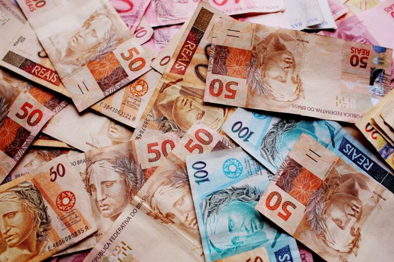 Arrecadação federal atinge R$ 216 bilhões em setembro de 2025