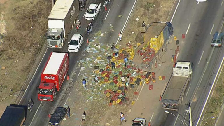 Caminhão tomba e causa lentidão na Via Expressa de Contagem