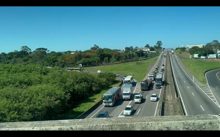 Caminhão com gás tomba e interdita rodovia em Campinas