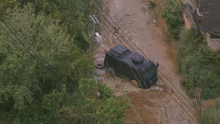 Blindado da PM atola em operação contra roubos em Belford Roxo
