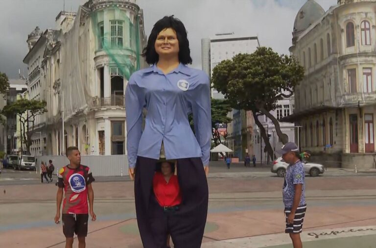 Bianka Carvalho cumpre desafio do Criança Esperança e carrega boneca gigante