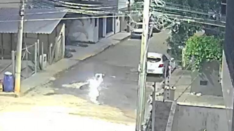 Motociclista é 'engolido' por buraco em Colatina, ES