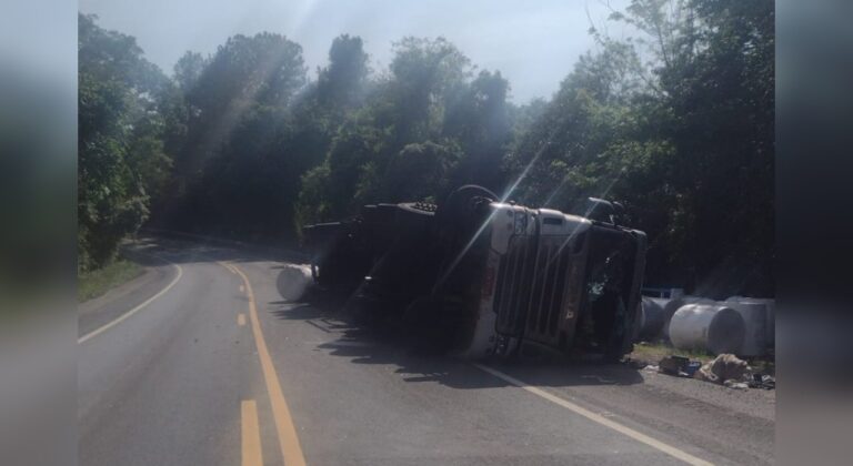 Caminhão tomba e motorista se feri em Itararé