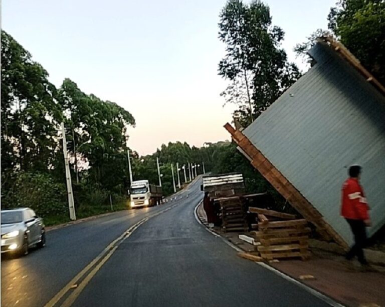 A casa caiu! Residência inteira transportada por caminhão tomba em rodovia