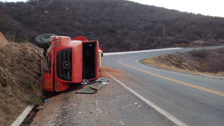 Caminhão tomba na serra de Santa Luzia e provoca vazamento de combustível