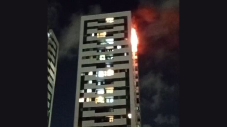 Incêndio atinge apartamento no Recife e homem é resgatado