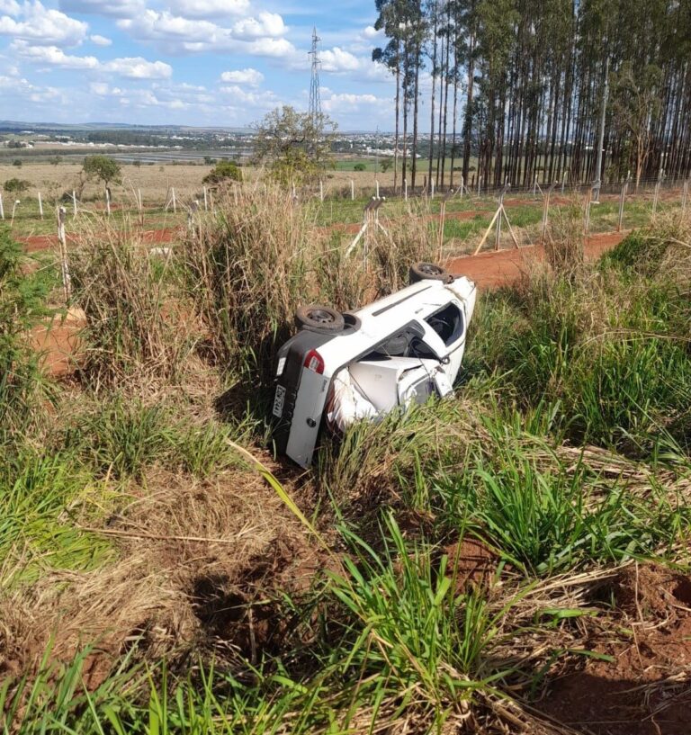 Grávida ferida após carro capotar na MG-429