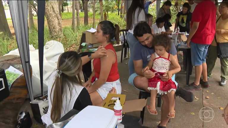 Menina de 3 anos pede para se vacinar e incentiva outros