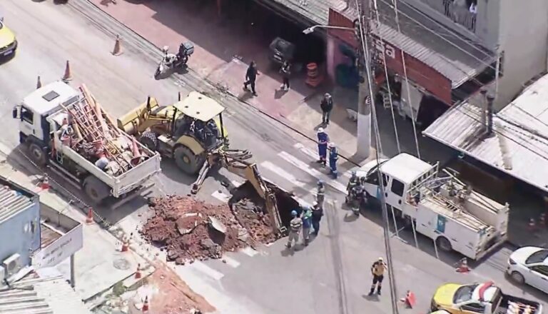 Cratera interdita trânsito na Estrada da Baronesa em SP