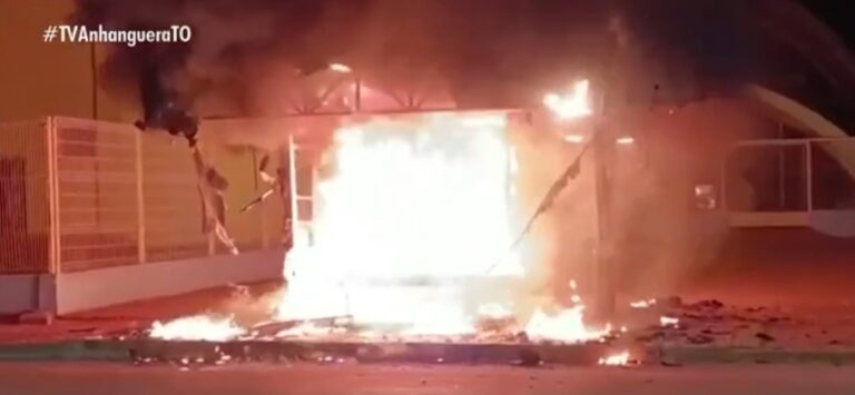 Ponto de ônibus é incendiado em Palmas