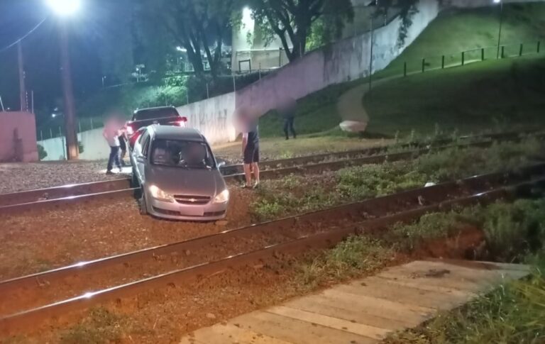 Acidente em Apucarana: carro preso em linha férrea e trem parado