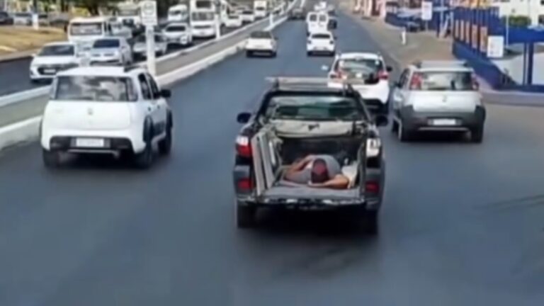 Homem dorme na carroceria de carro em movimento no Ceará