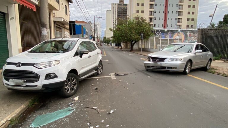 Motorista foge após atingir carros estacionados em Piracicaba