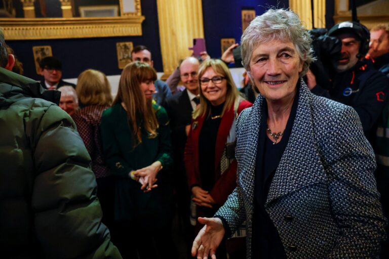 Catherine Connolly é eleita presidenta da Irlanda