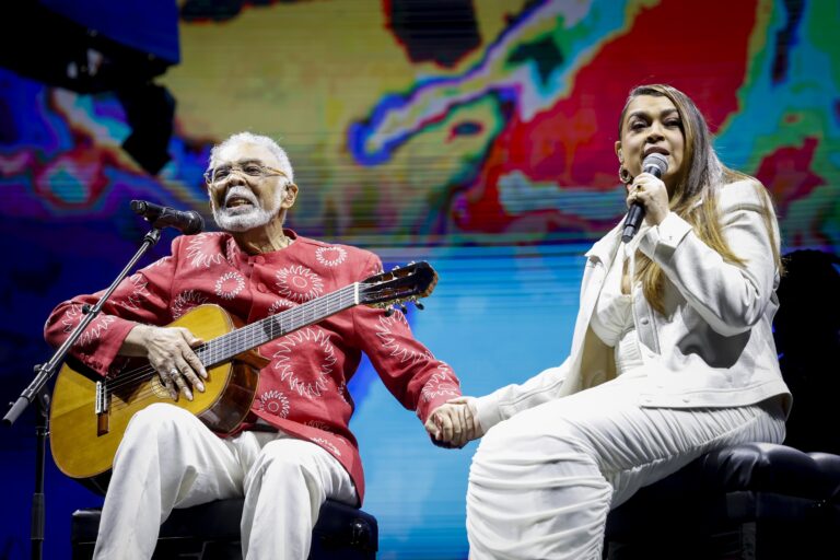 Gilberto Gil homenageia Preta Gil e canta com Roberto Carlos em show final em SP