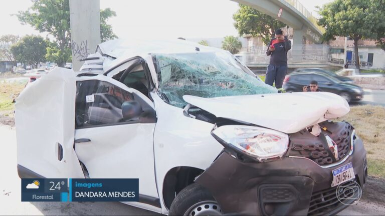 Carros caem de cegonheira no Anel Rodoviário de BH