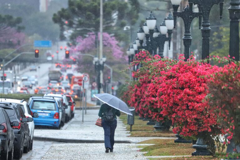 Paraná emite alerta de chuvas intensas para 318 cidades