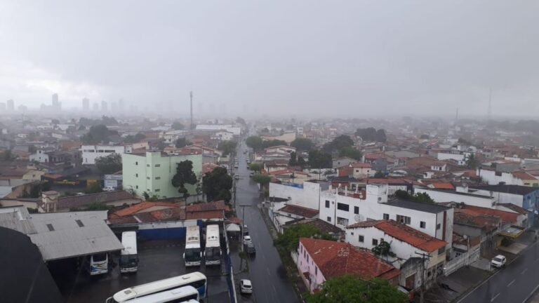 Inmet emite alerta de chuvas intensas para 263 cidades baianas