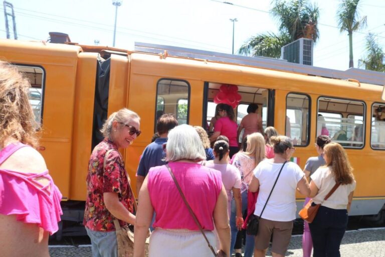 Gratuidade no bonde turístico de Santos para mulheres vestidas de rosa
