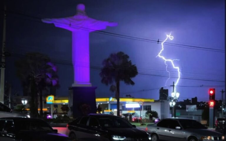 Raio impressionante registrado em Rio Verde