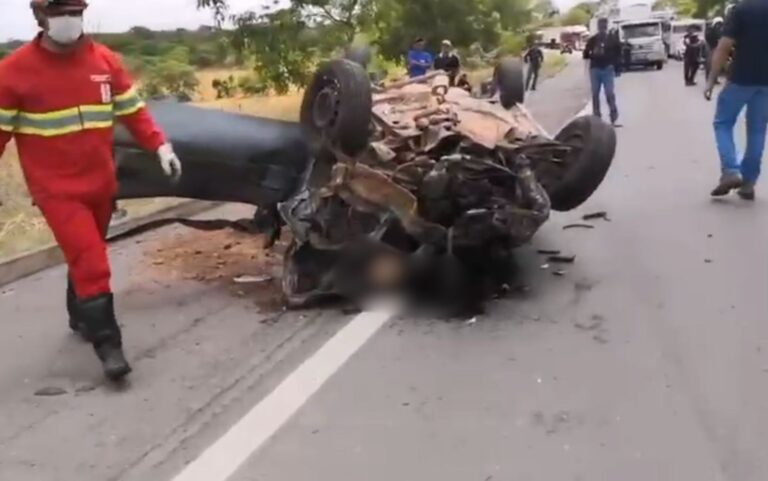 Três morrem em colisão entre carro e ambulância na BR-153