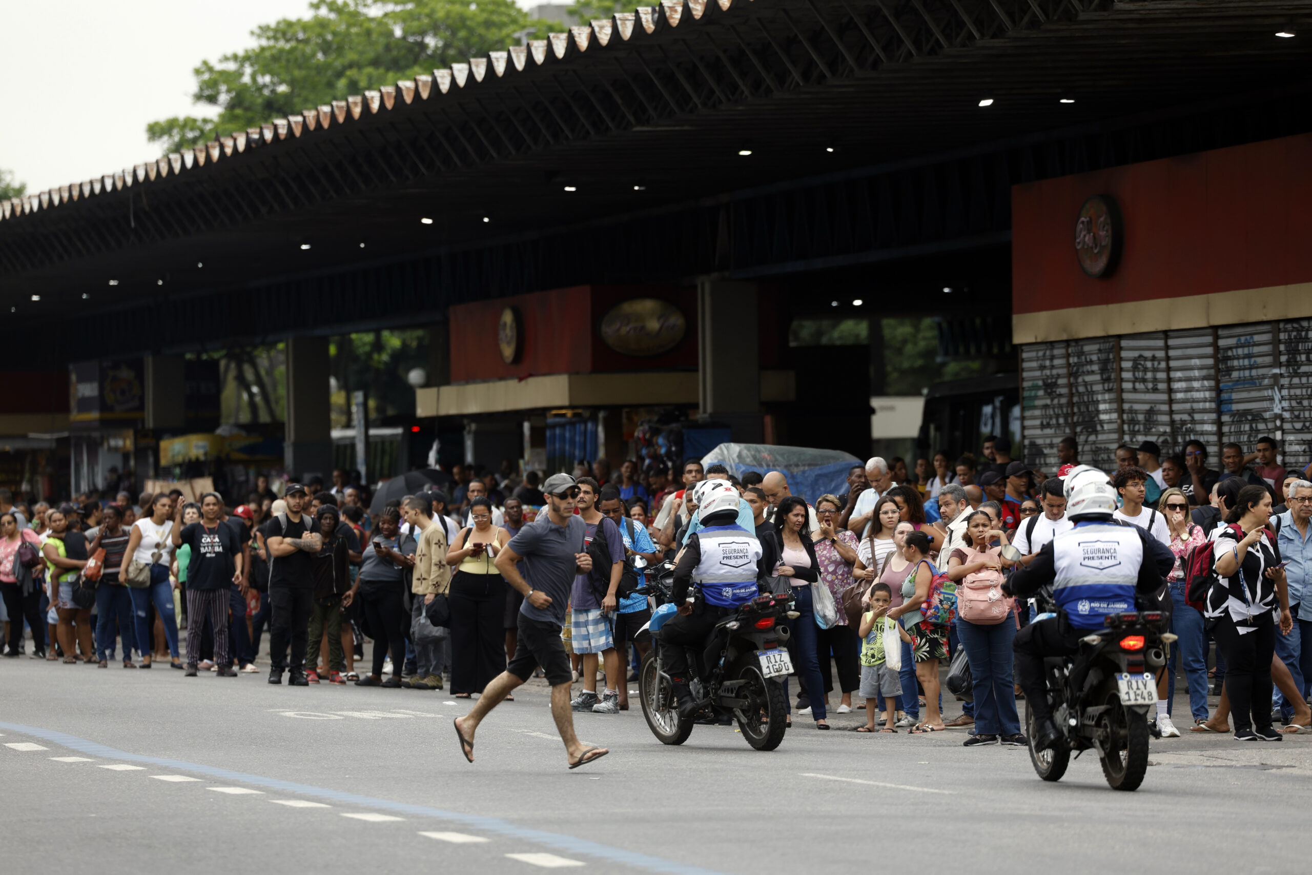 Operação Letal no Rio: Especialistas Criticam Foco Tático e Falta de Estratégia Contra o Crime Organizado