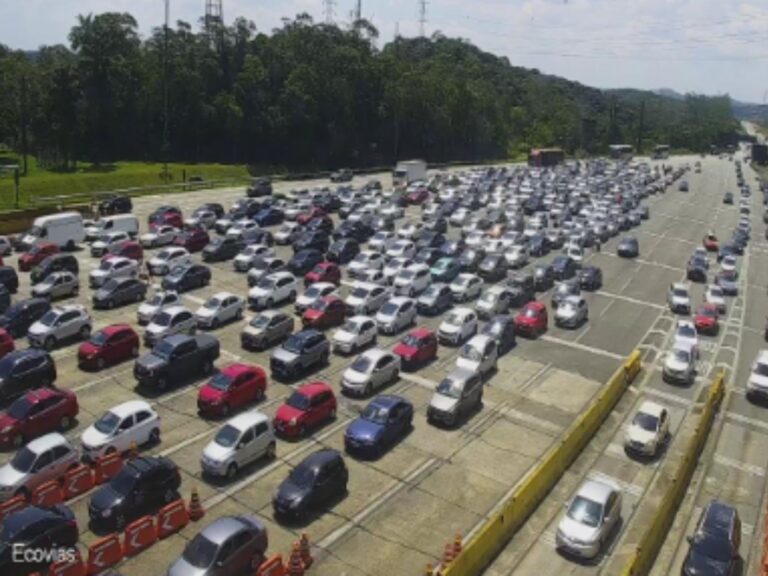 Congestionamento nas estradas rumo ao litoral de SP neste sábado