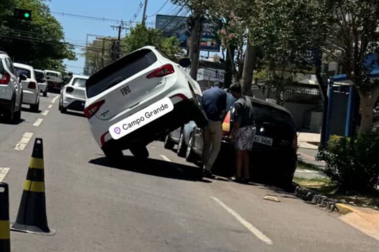 Carro fica pendurado sobre outro veículo em Campo Grande