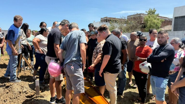 Pernambucano que morreu em acidente de ônibus na BR-423 é sepultado