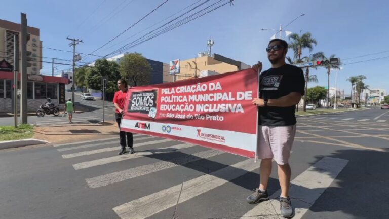 Mães de crianças autistas protestam em frente à prefeitura de Rio Preto