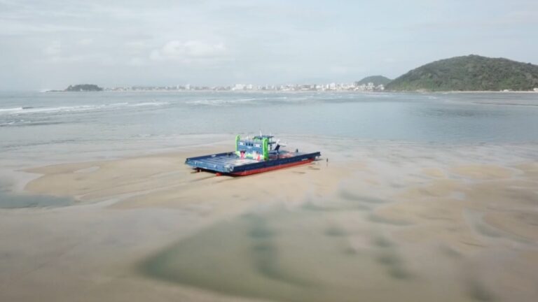 Ferry boat encalha em banco de areia em Guaratuba