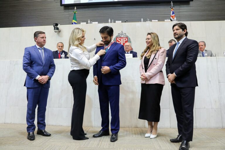 Ricardo Nunes recebe medalha de honra na Alesp