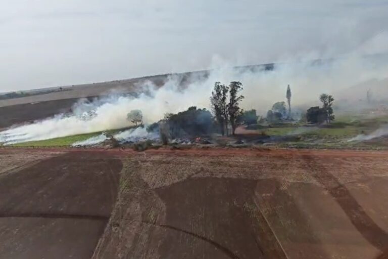 Indígenas desocupam fazenda após incêndio em maquinários