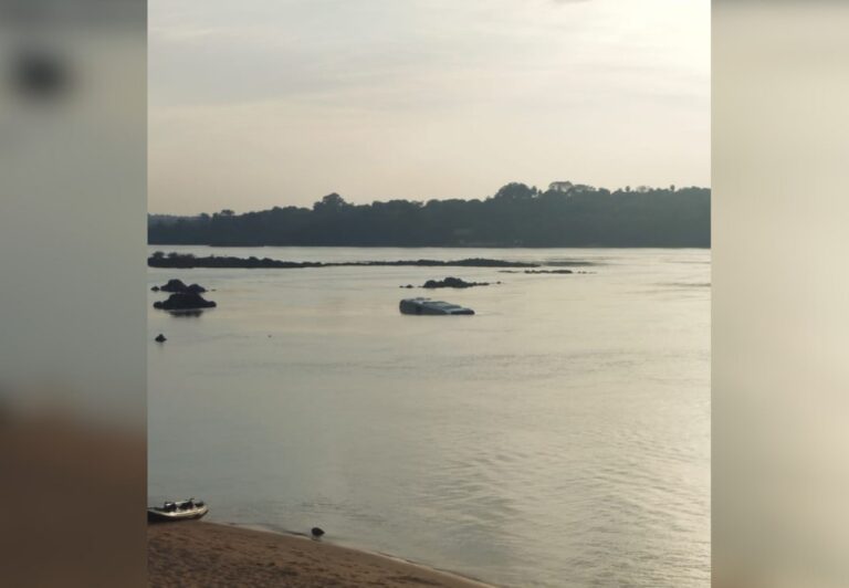 Ônibus cai no rio ao entrar em balsa e motorista fica preso dentro do veículo
