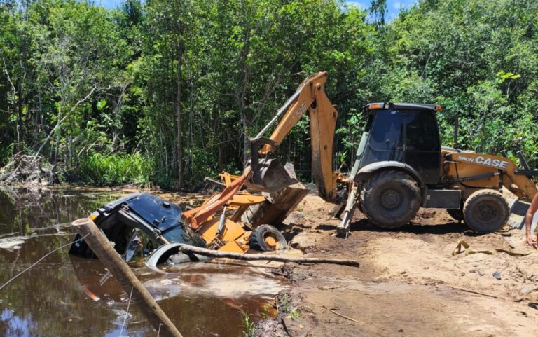 Corpo de homem encontrado em retroescavadeira submersa na Bahia