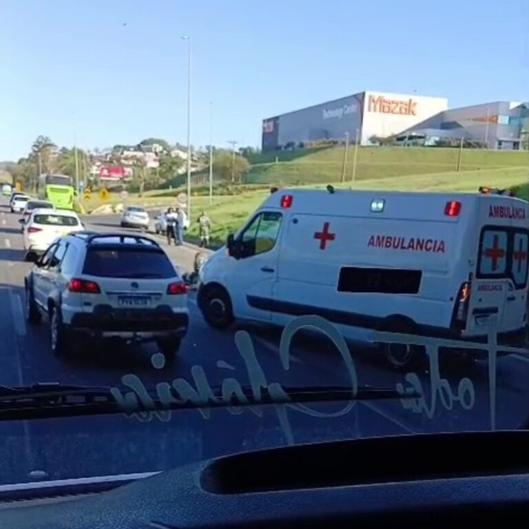 Colisão entre moto e carro provoca lentidão na rodovia Anhanguera