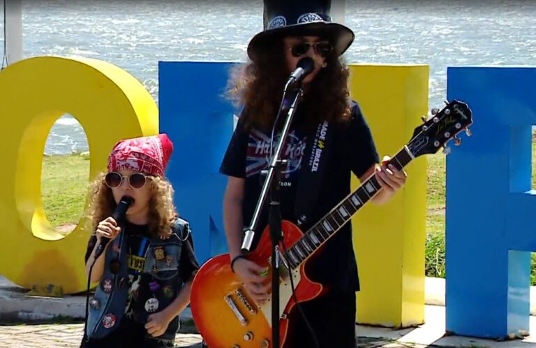 Irmãos mirins encantam ao tocar Guns N' Roses em Florianópolis