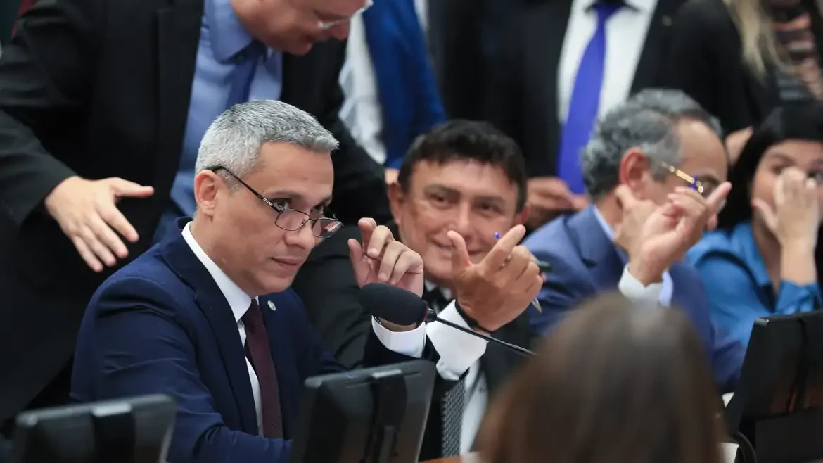 Câmara dos Deputados Suspende Ação Penal do STF contra Gustavo Gayer