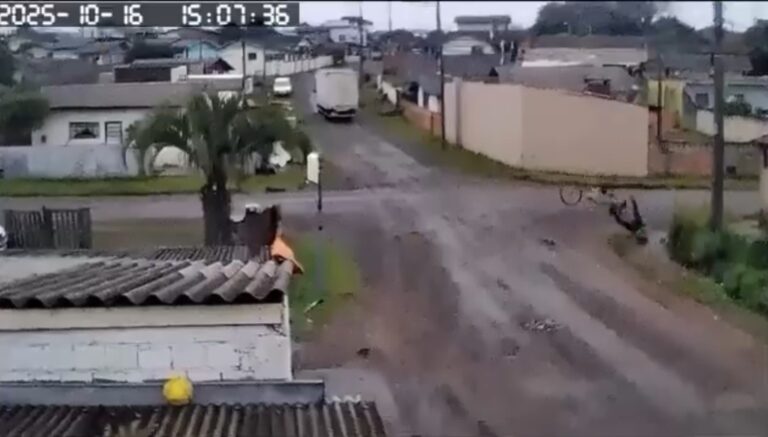 Idoso em bicicleta 'voa' após caminhão se enroscar em fio em SC