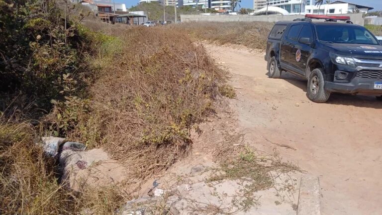 Corpo Enrolado em Lençol Choca Banhistas na Praia de São Marcos