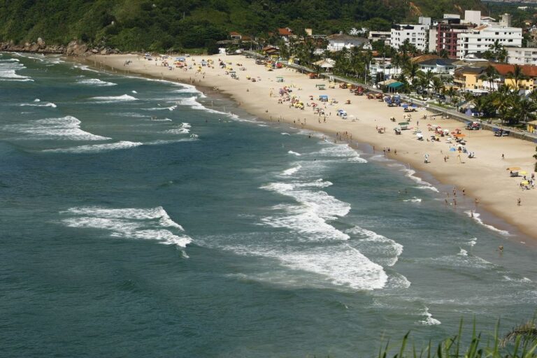 Idoso morre afogado em Guarujá após resgate de surfistas