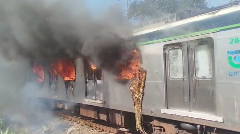 Trem pega fogo no Metrô do Recife e interrompe operação