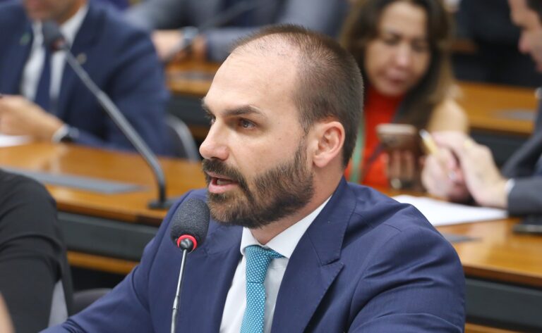 Câmara terceiriza futuro de Eduardo Bolsonaro à Justiça