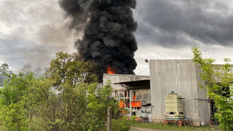 Incêndio atinge fábrica de borracha em São Leopoldo