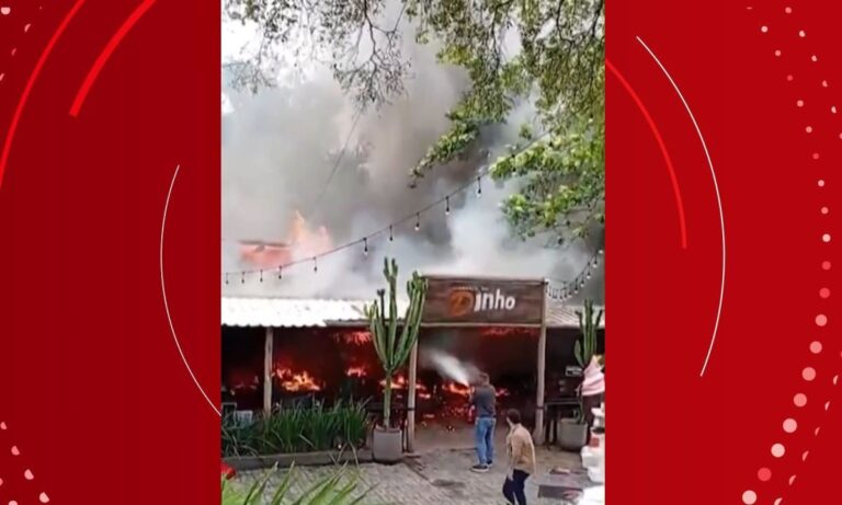Incêndio destrói churrascaria em Porto Seguro