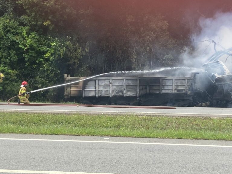 Caminhão pega fogo na BR-230 em Santa Rita